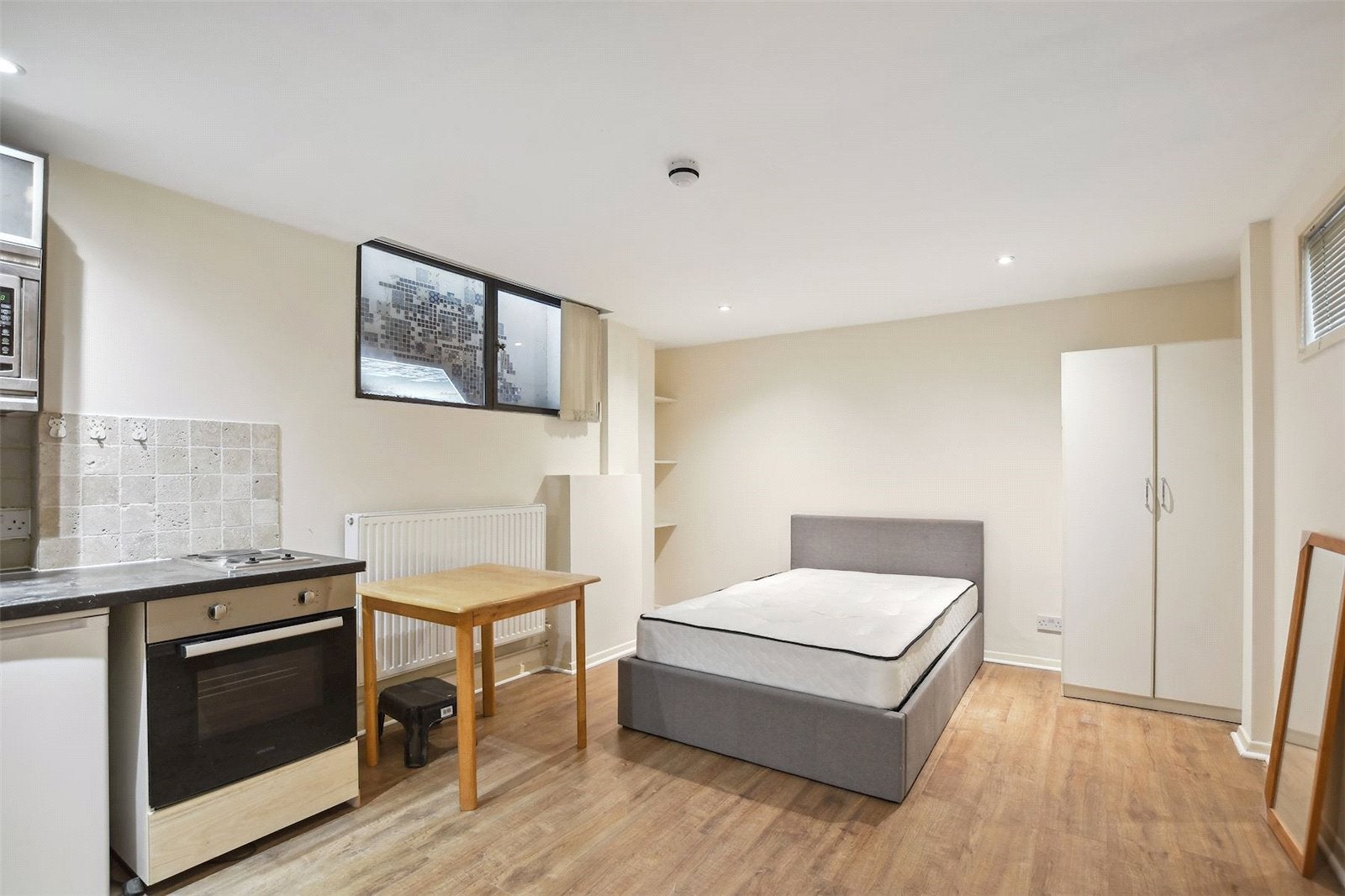 Flat Chalk Farm Road in Greater London