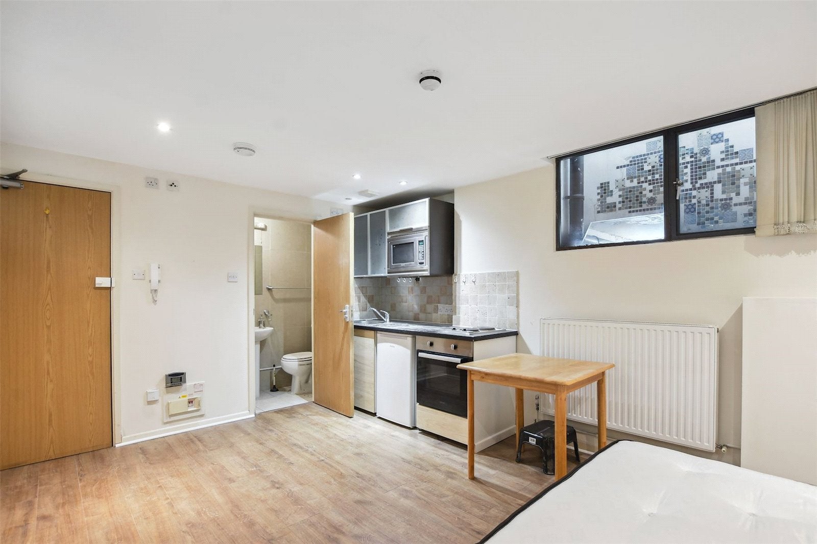 Flat Chalk Farm Road in Greater London