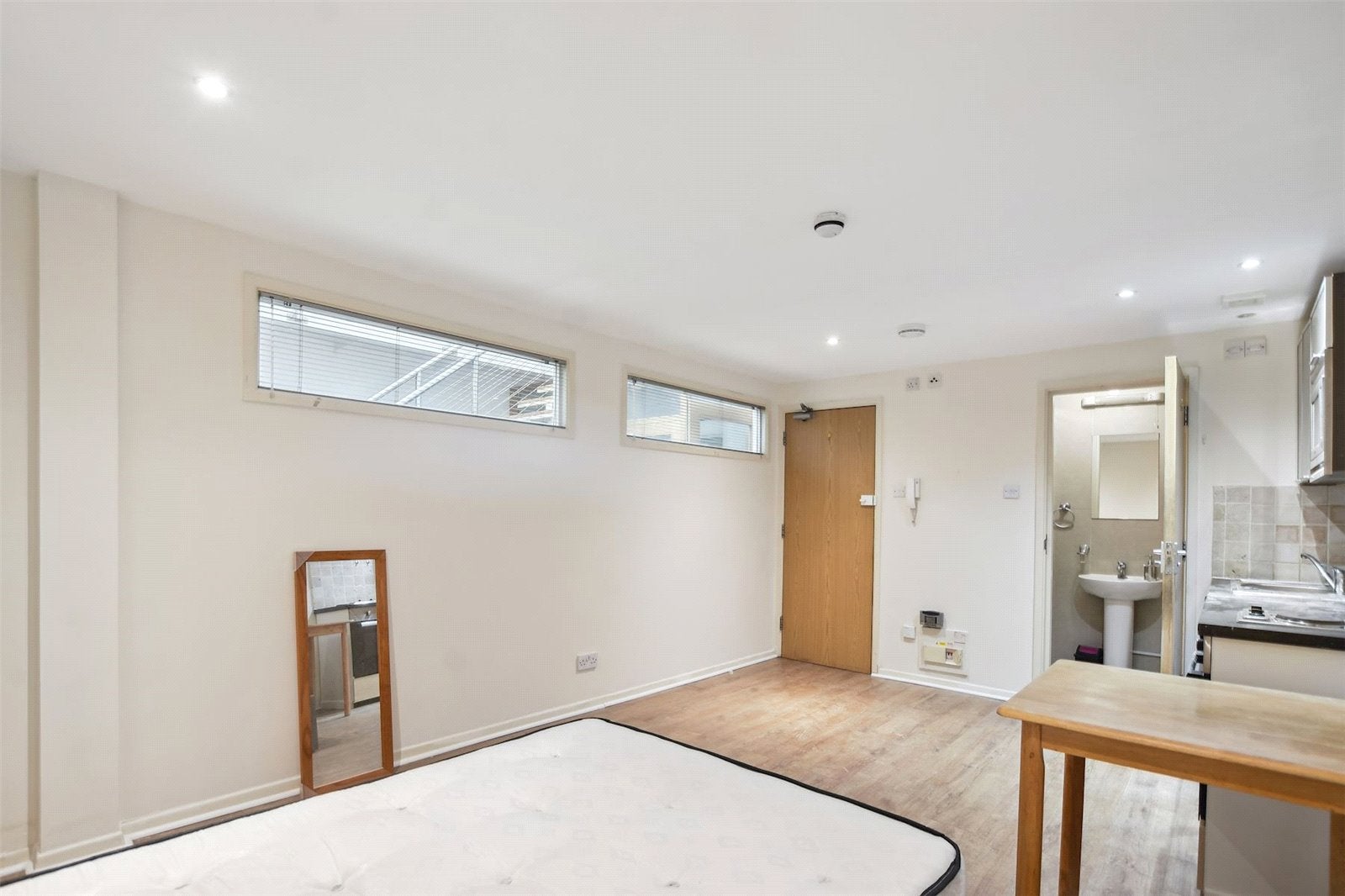 Flat Chalk Farm Road in Greater London