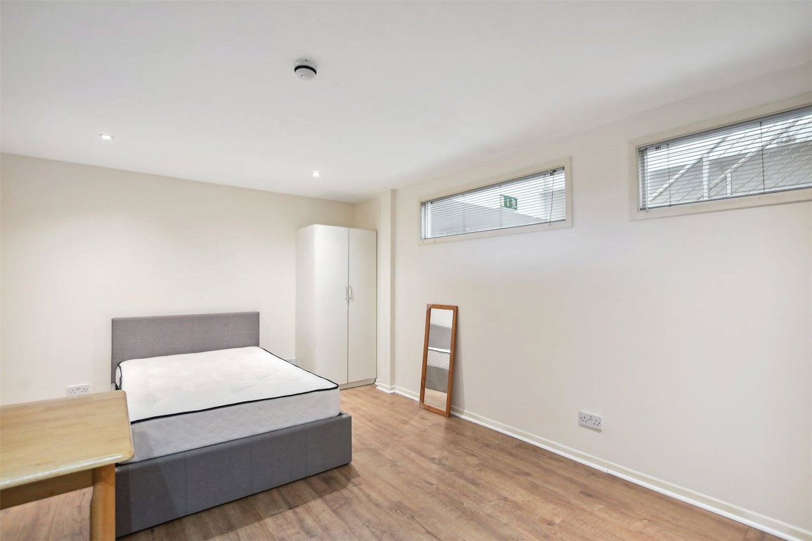 Flat Chalk Farm Road in Greater London