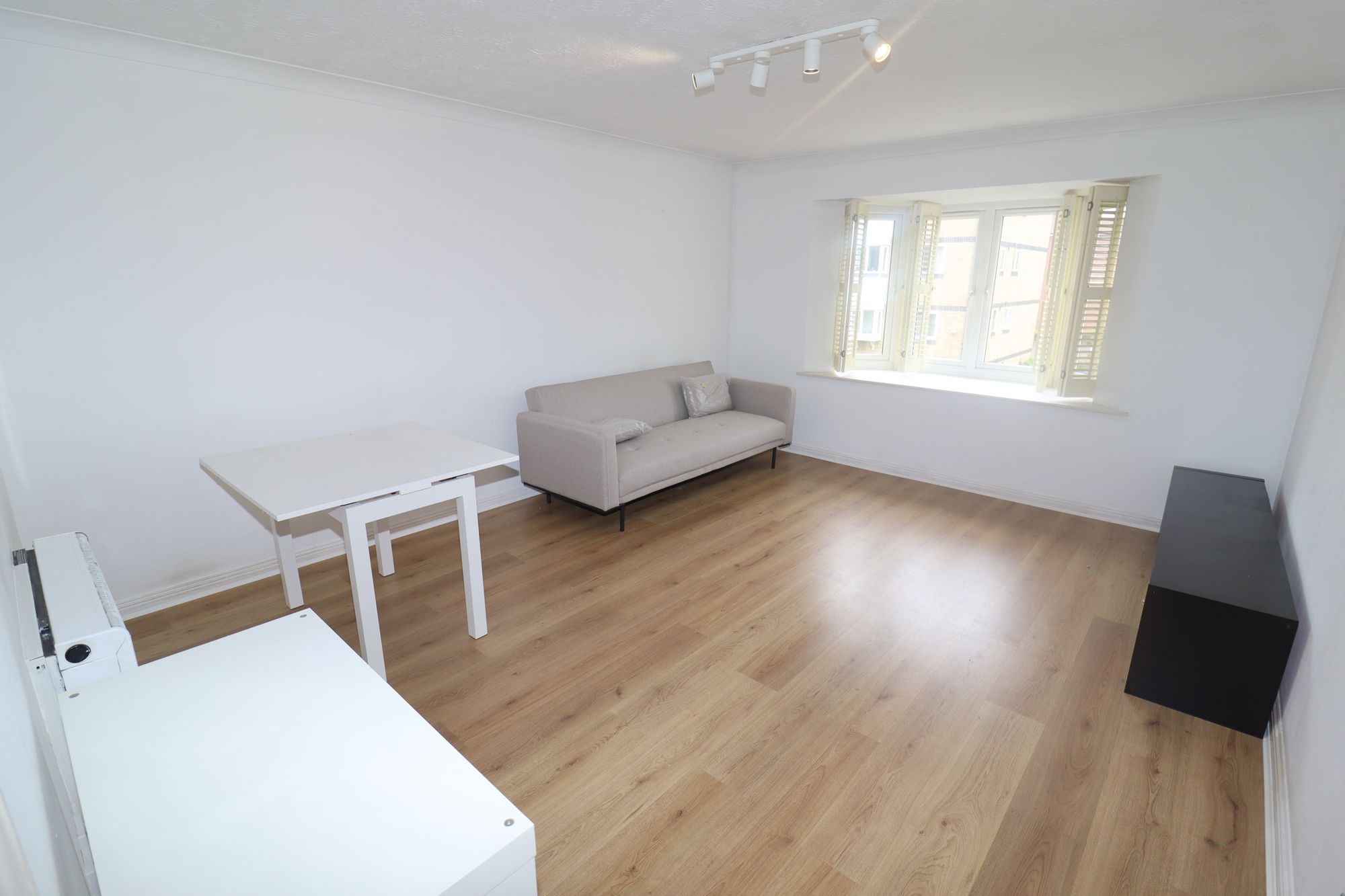Flat Sheppard Drive in Greater London