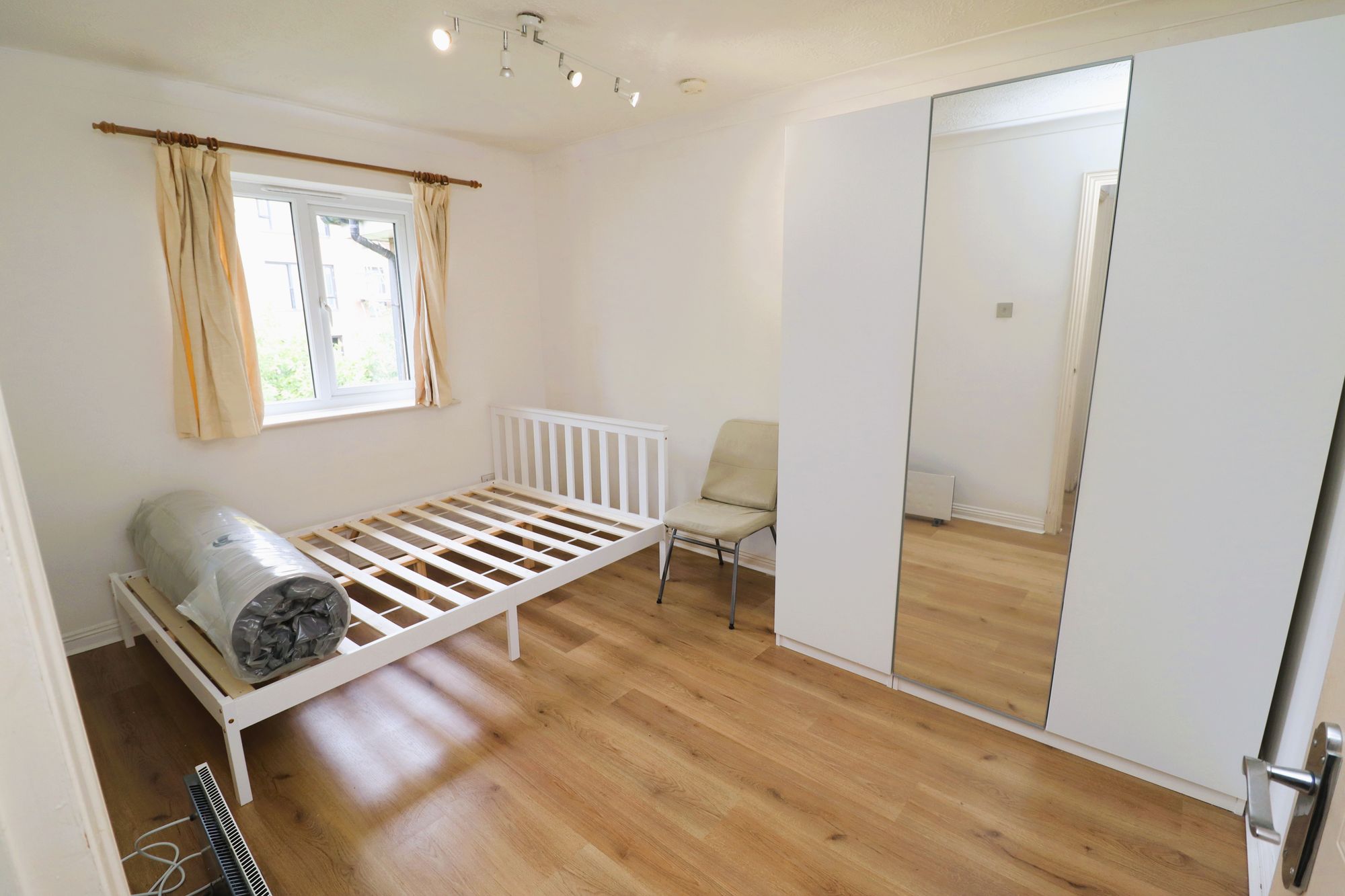 Flat Sheppard Drive in Greater London