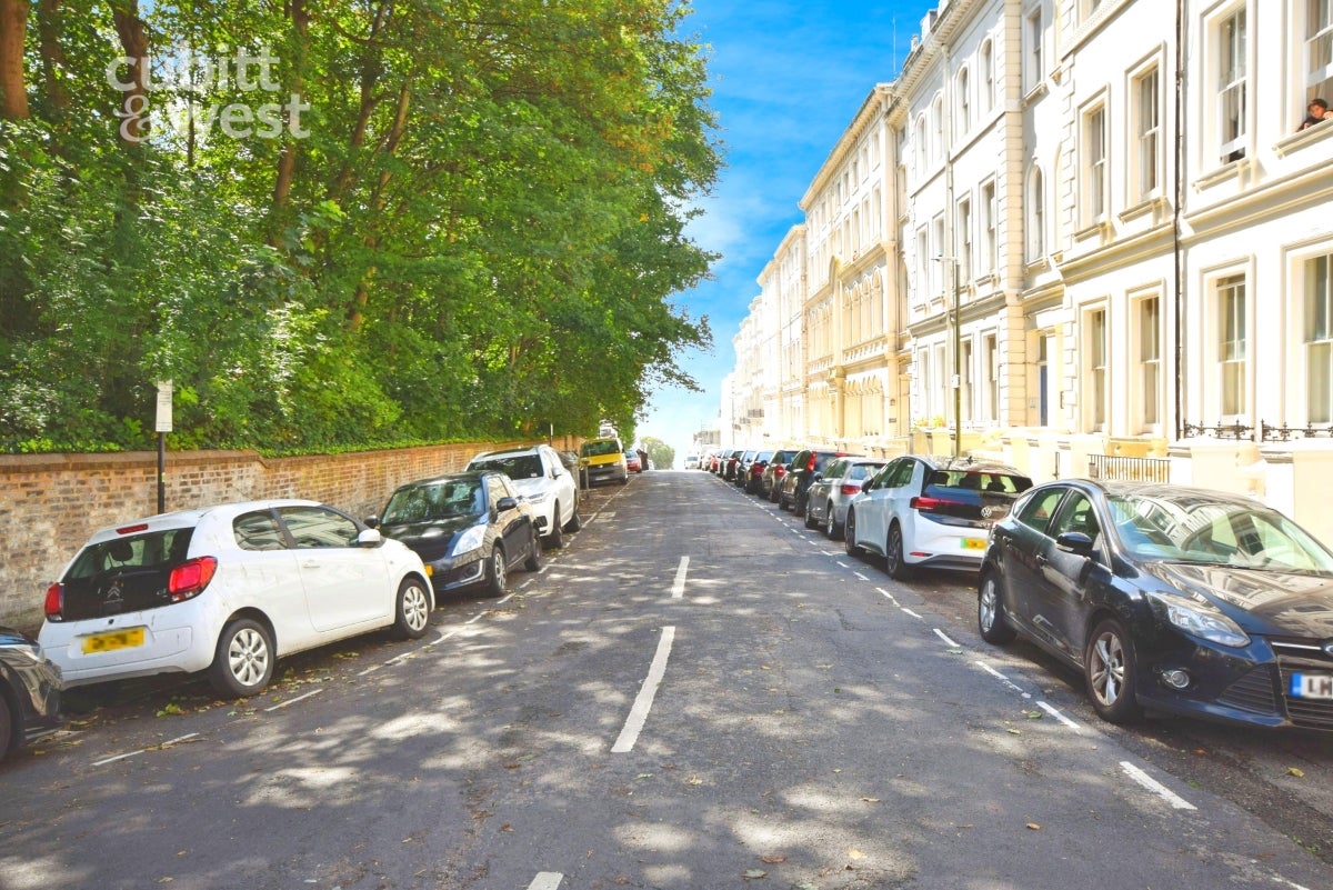 Flat Brighton Road in Reigate and Banstead