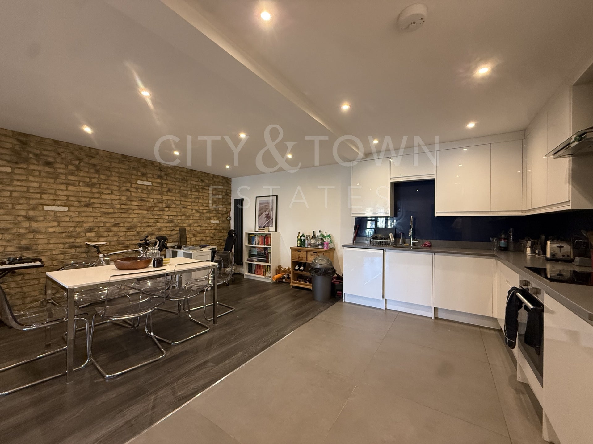 Flat Copperfield Road in Greater London