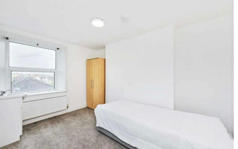 Room Charlton Road in Greater London