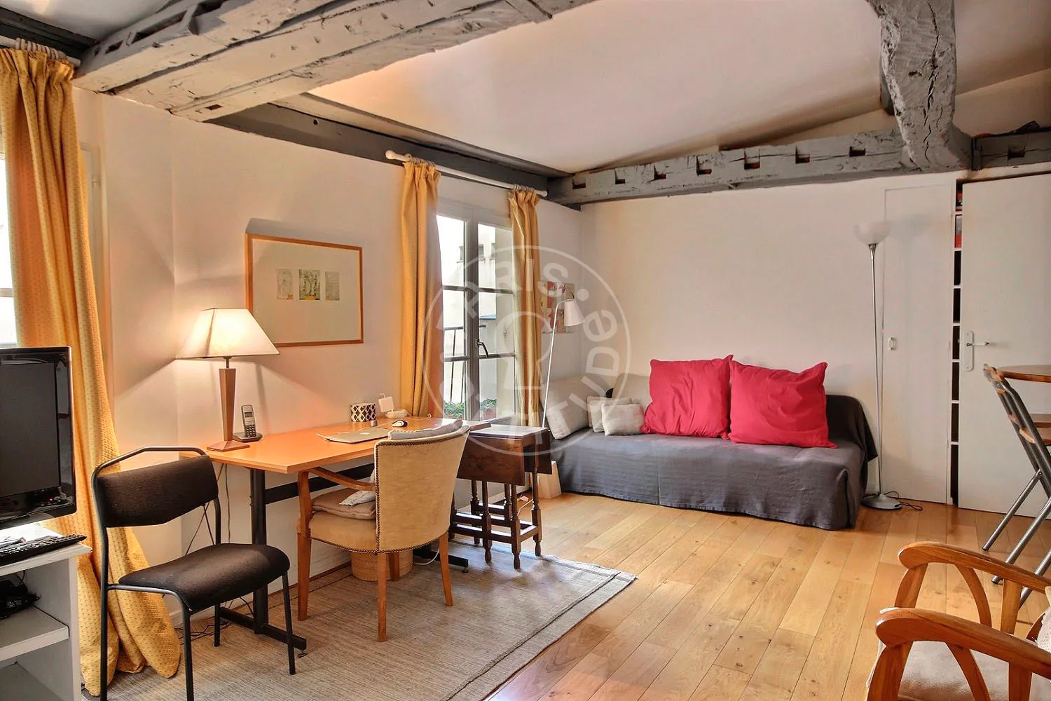 Flat Rue Pavée in Paris