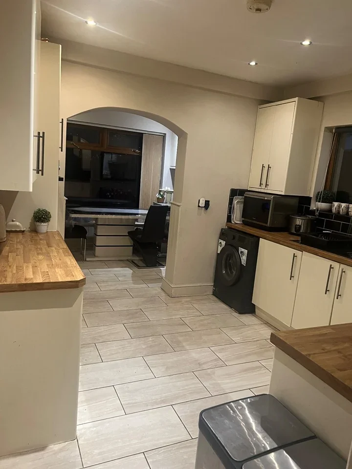 Room Rainham Road South in Greater London