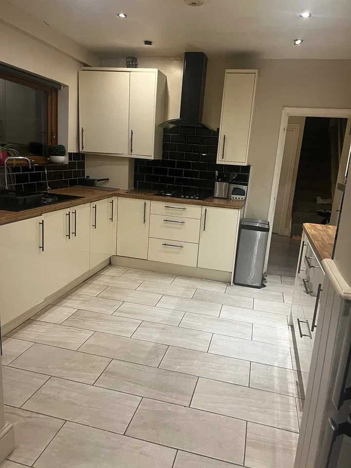 Room Rainham Road South in Greater London