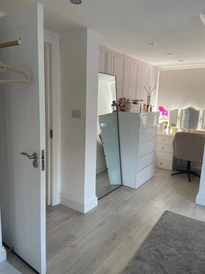 Room Rainham Road South in Greater London