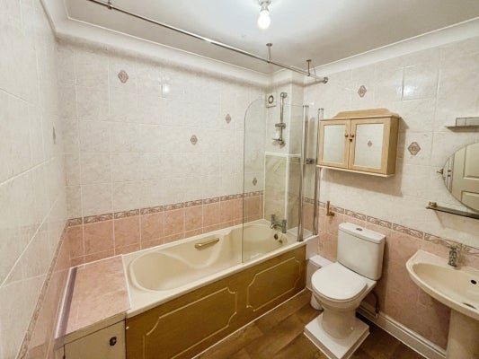 Flat Riley Court in Gillingham