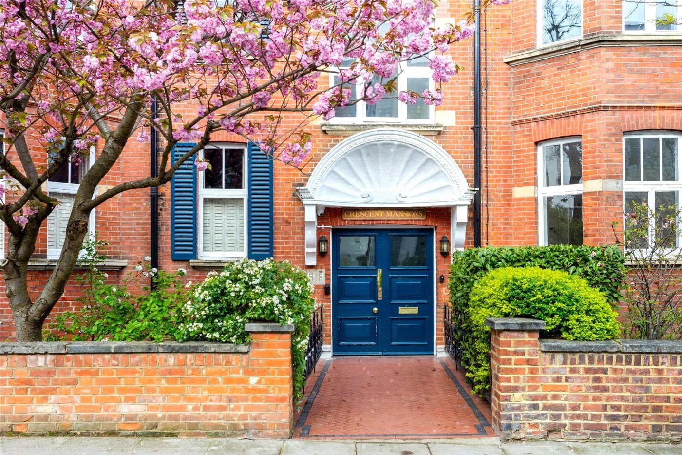 Flat Elgin Crescent in Greater London