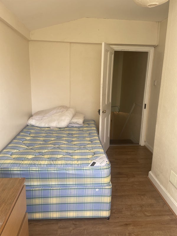 Room Gloucester Road in Bristol