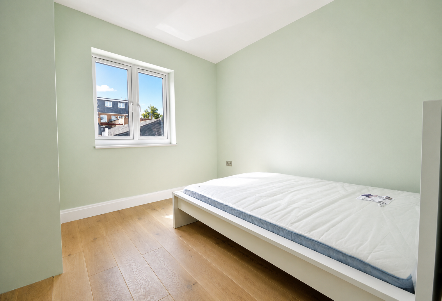 Room Gayford Road in Greater London