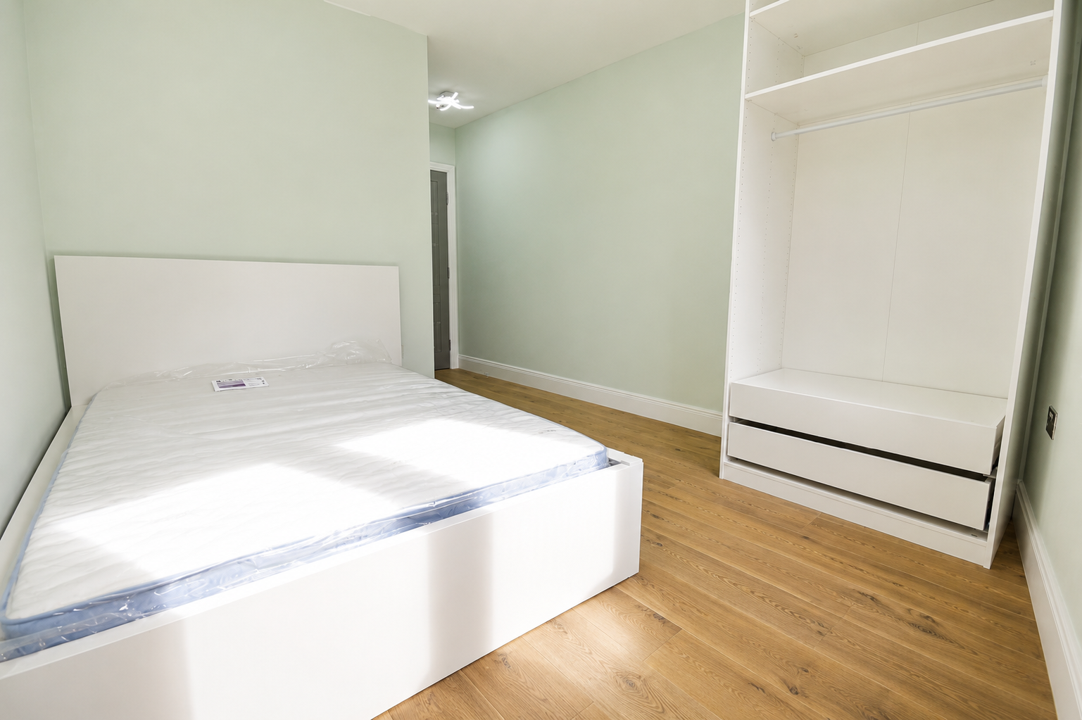 Room Gayford Road in Greater London