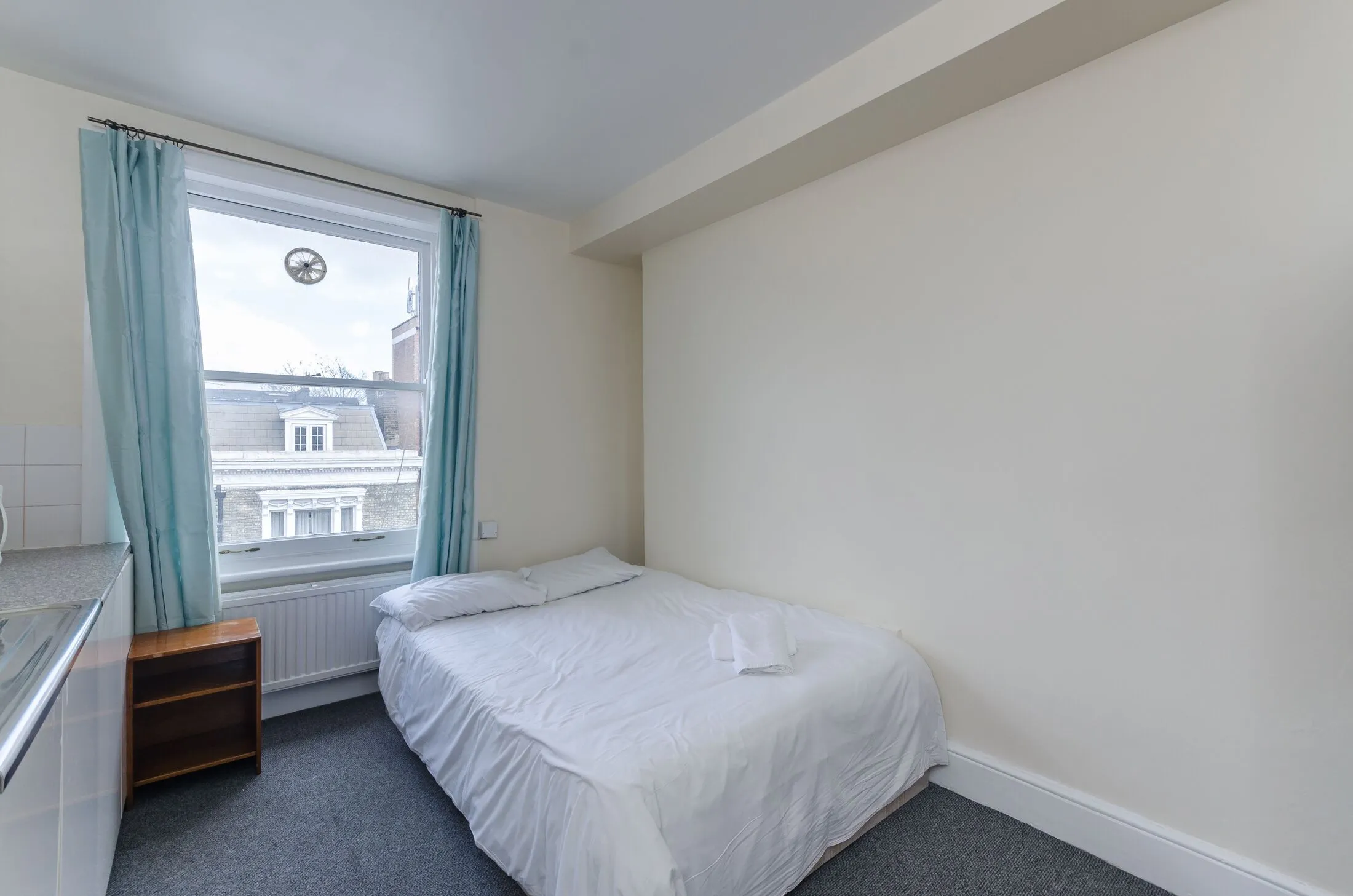Flat Castletown Road in Greater London