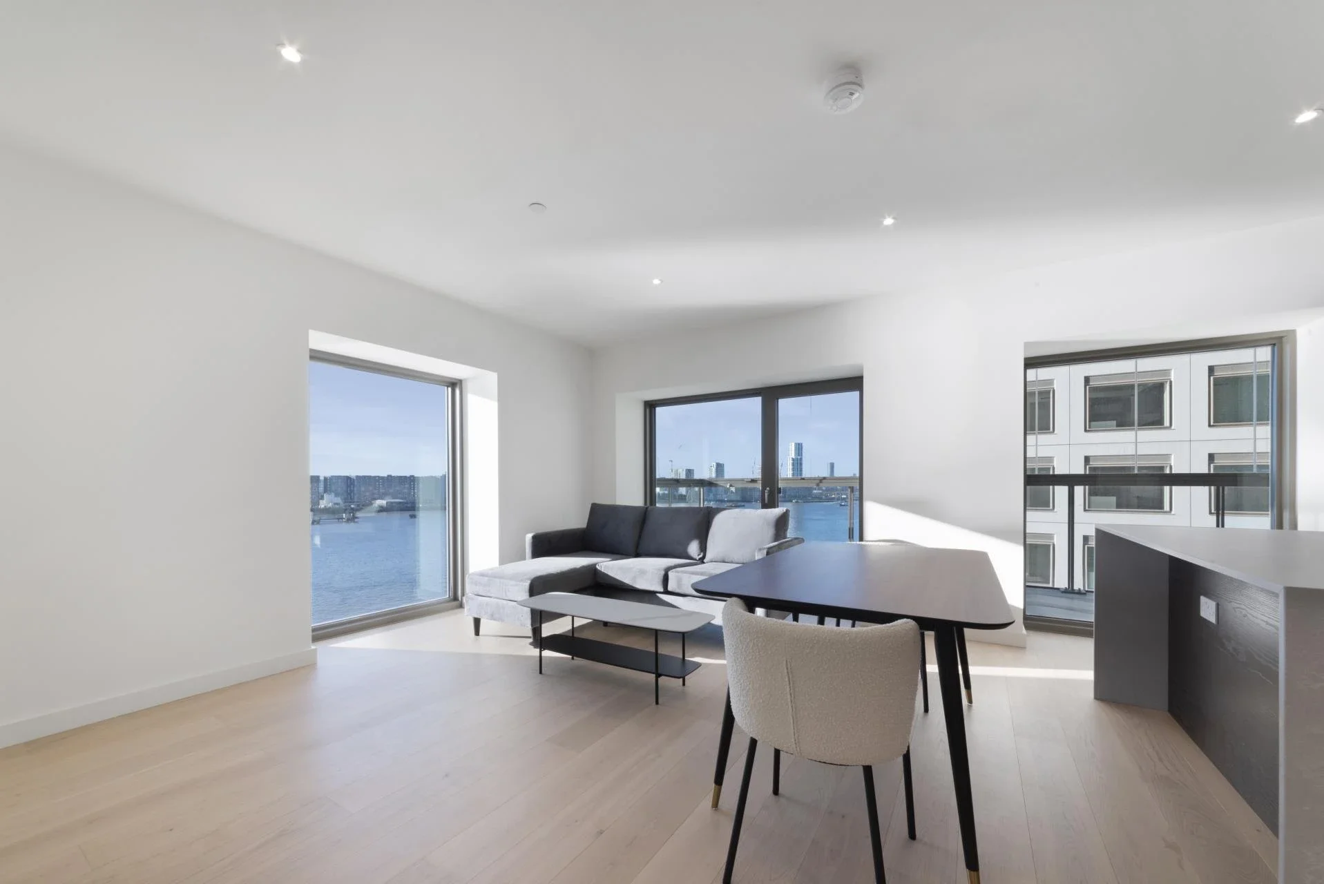Flat Riverside Walk in Greater London