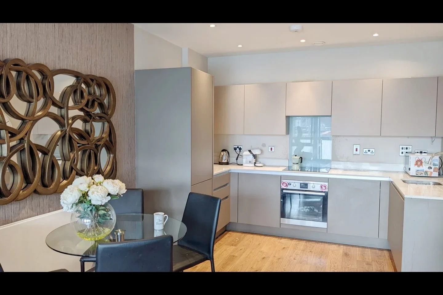 Flat New Village Avenue in Greater London