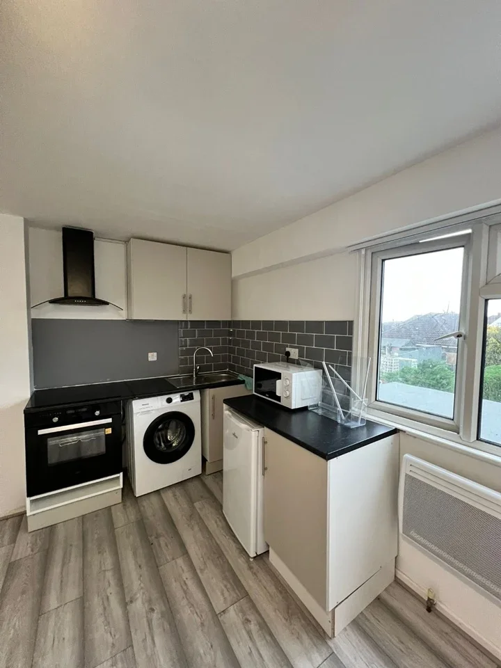 Flat Heaton Avenue in Greater London