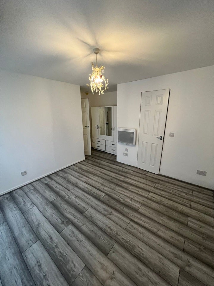 Flat Heaton Avenue in Greater London