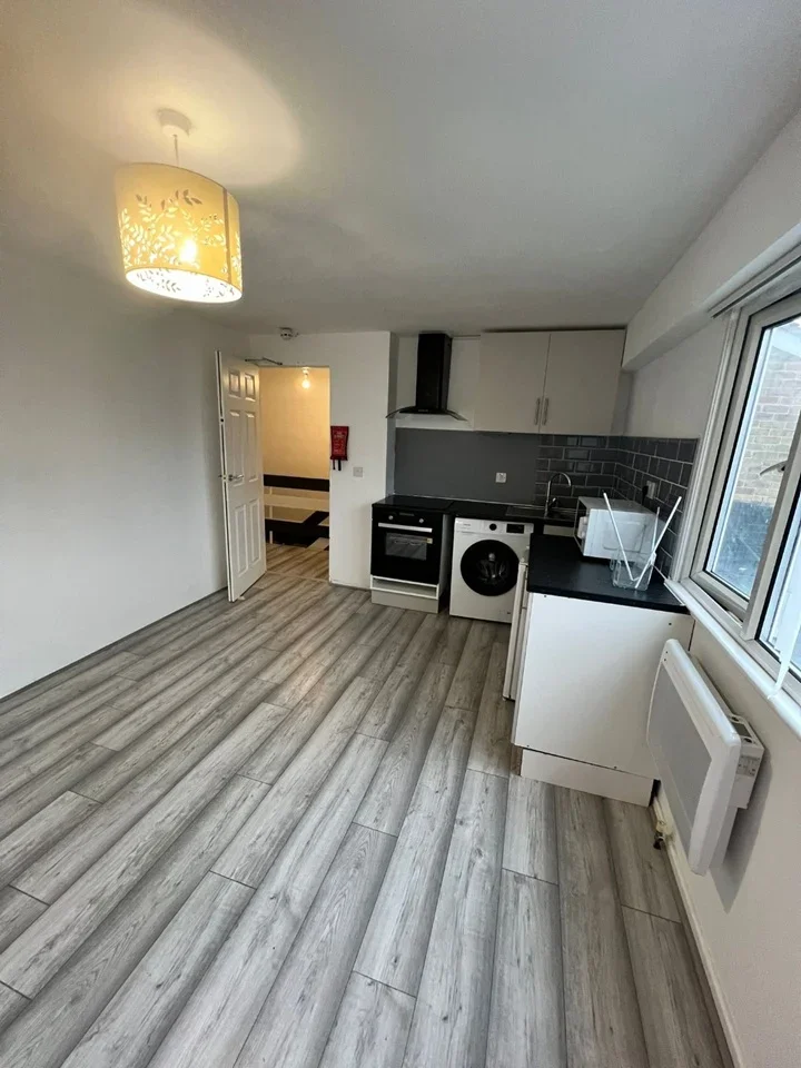 Flat Heaton Avenue in Greater London