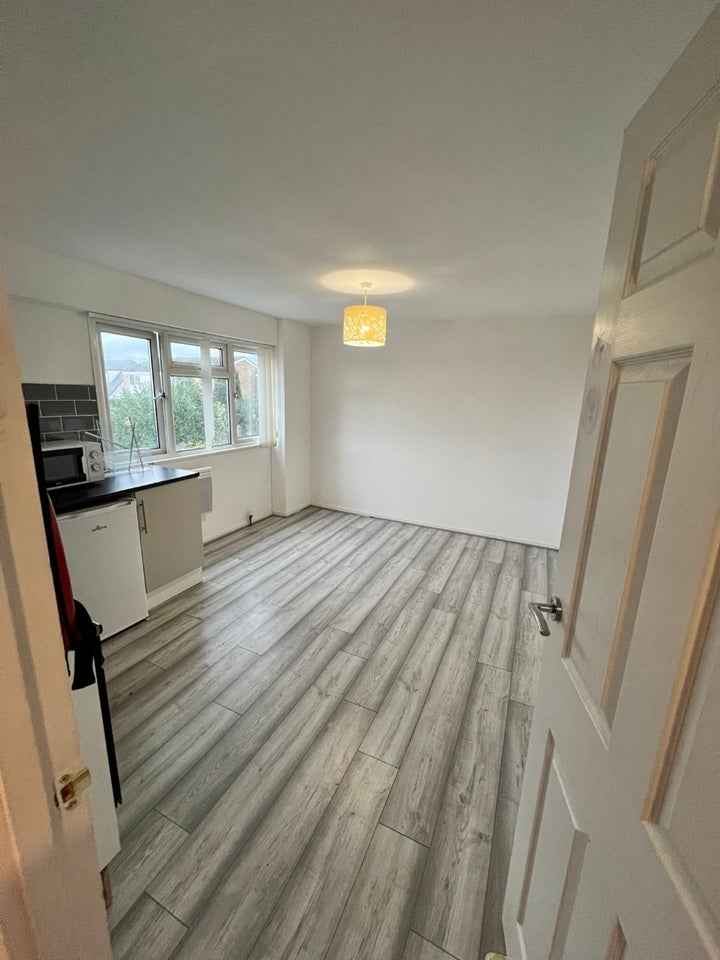 Flat Heaton Avenue in Greater London