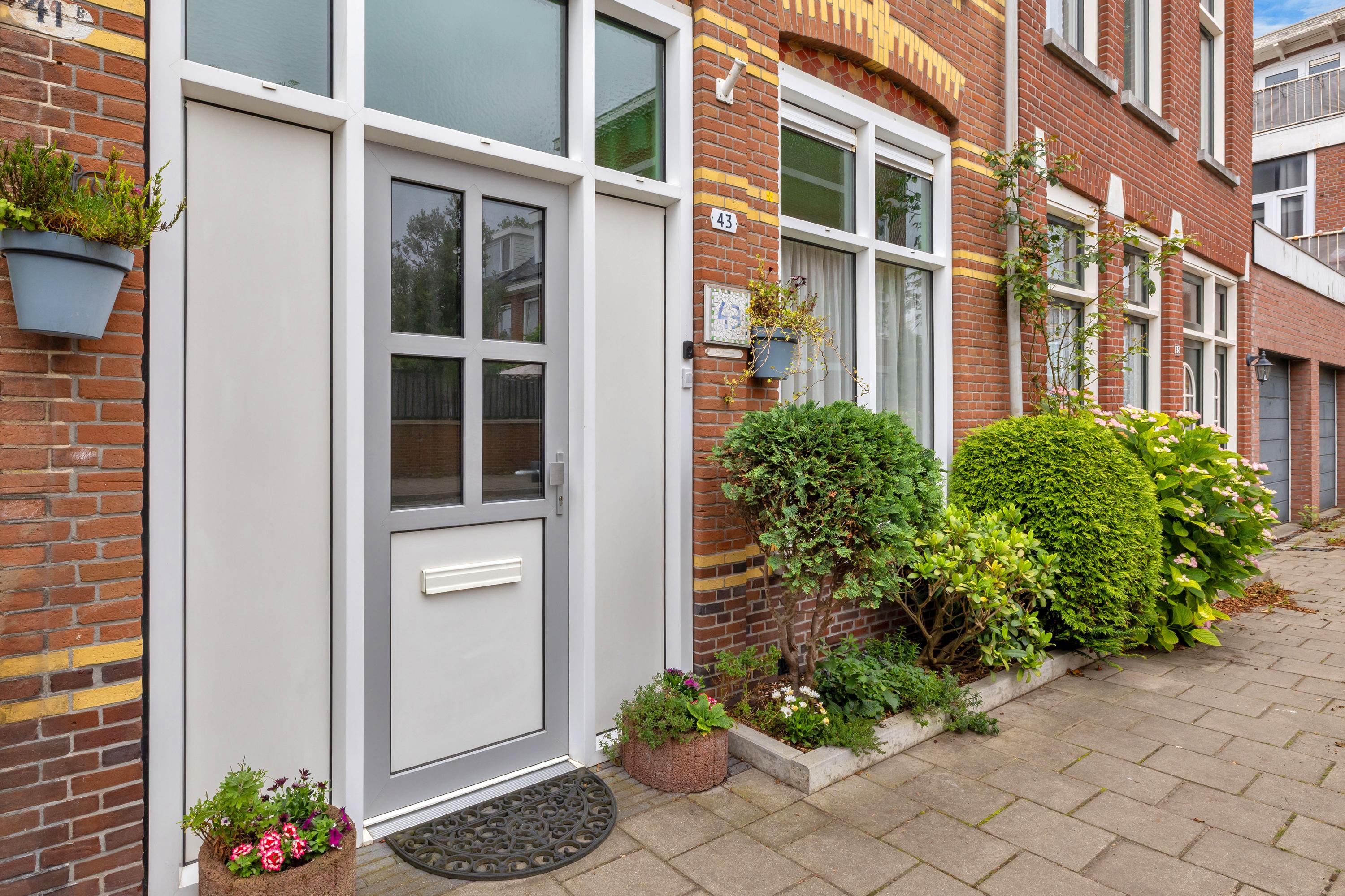 Tussenwoning te koop: Van Smaleveltstraat 43, Schiedam