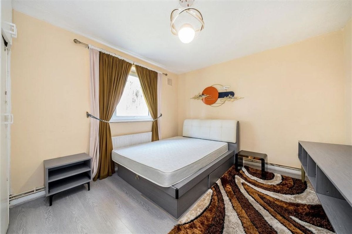 Flat Hyde Road in Greater London