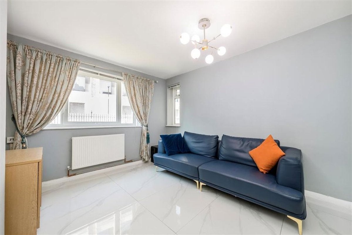 Flat Hyde Road in Greater London