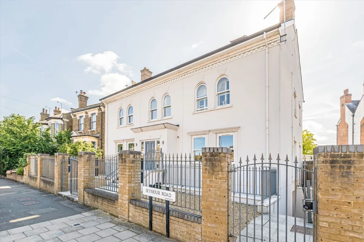 Flat High Street in Greater London