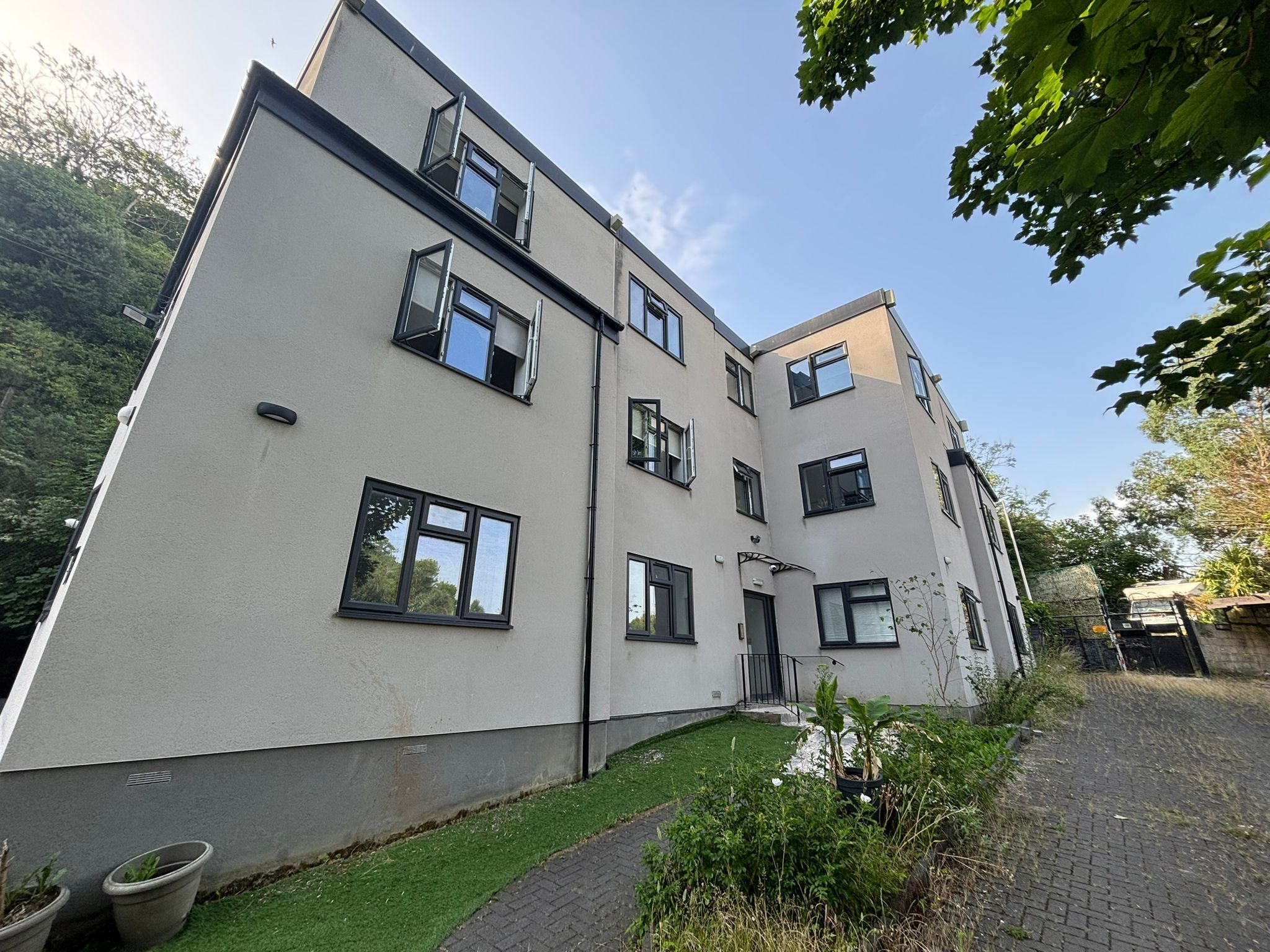 Flat Rowley Road in Torquay