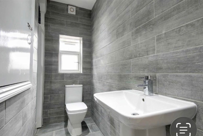 Flat Claude Road in Greater London