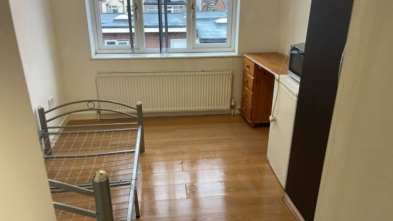 Room Greenland Crescent in Greater London