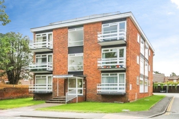 Flat St Johns Road in Greater London