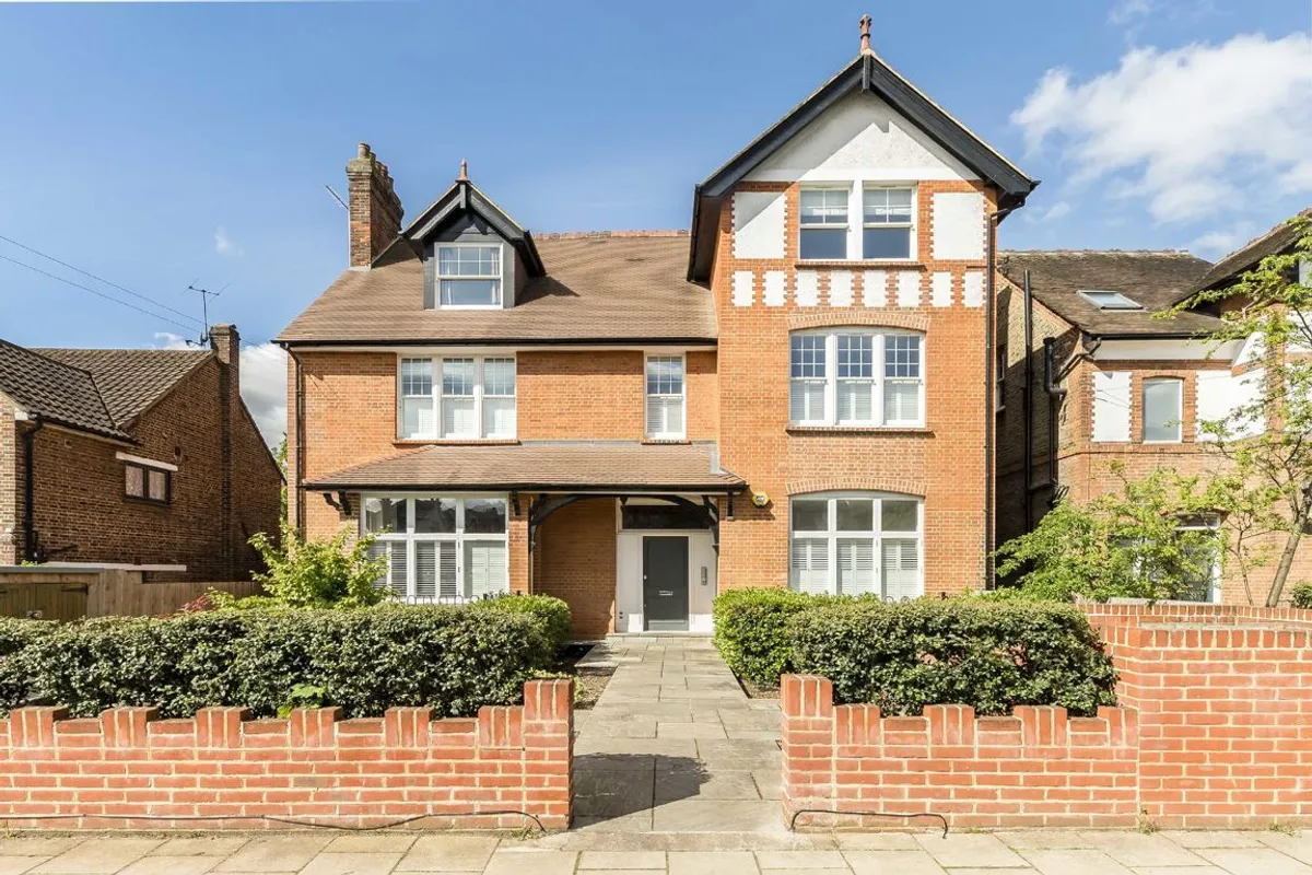 Flat Conyer's Road in Greater London
