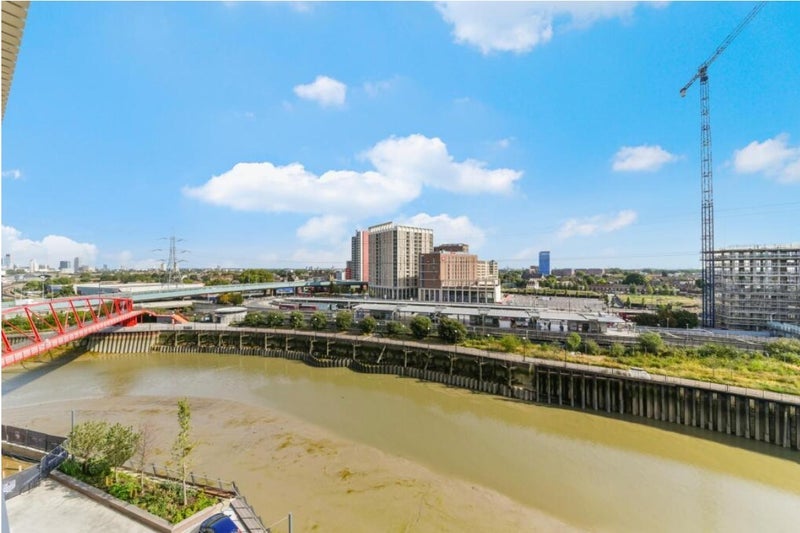 Room City Island Way in Greater London