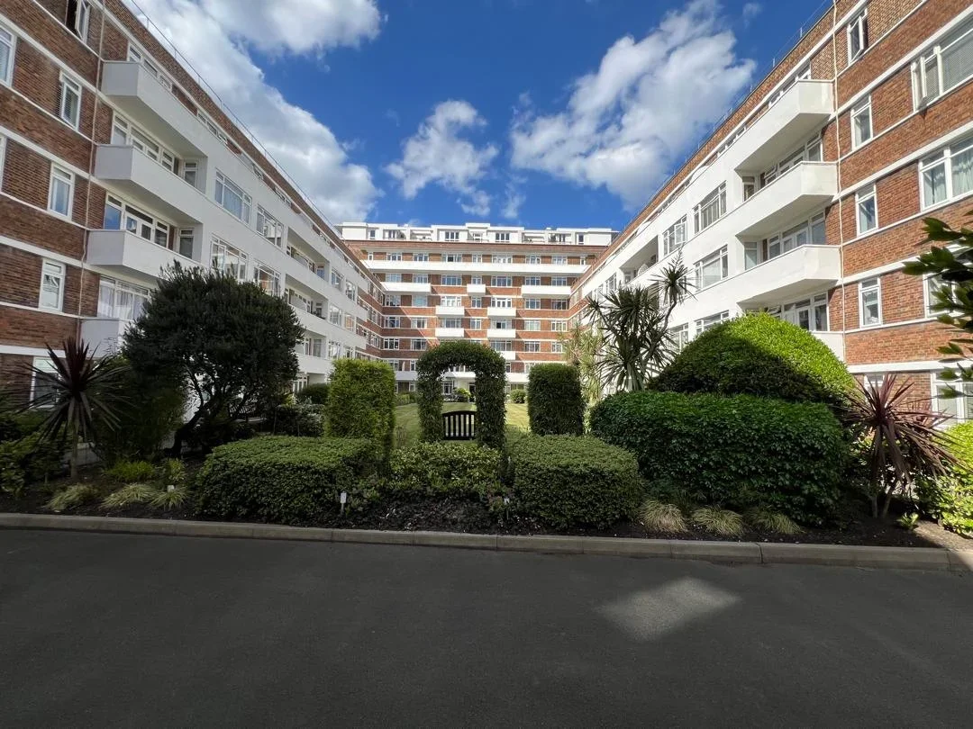 Flat Upper Richmond Road in Greater London