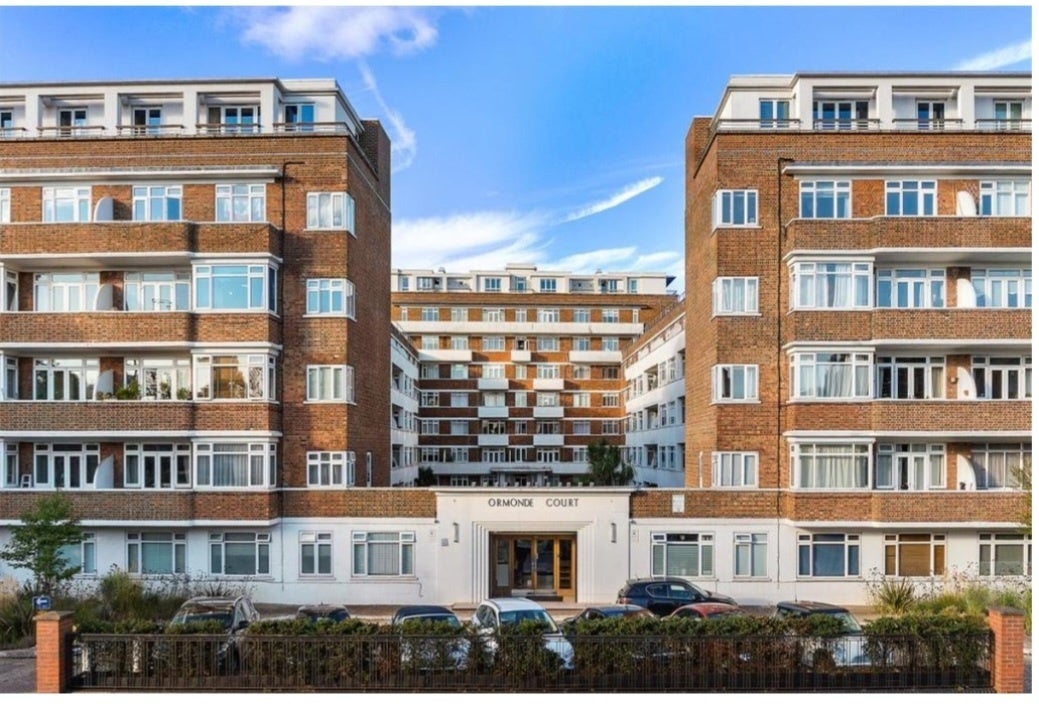 Flat Upper Richmond Road in Greater London