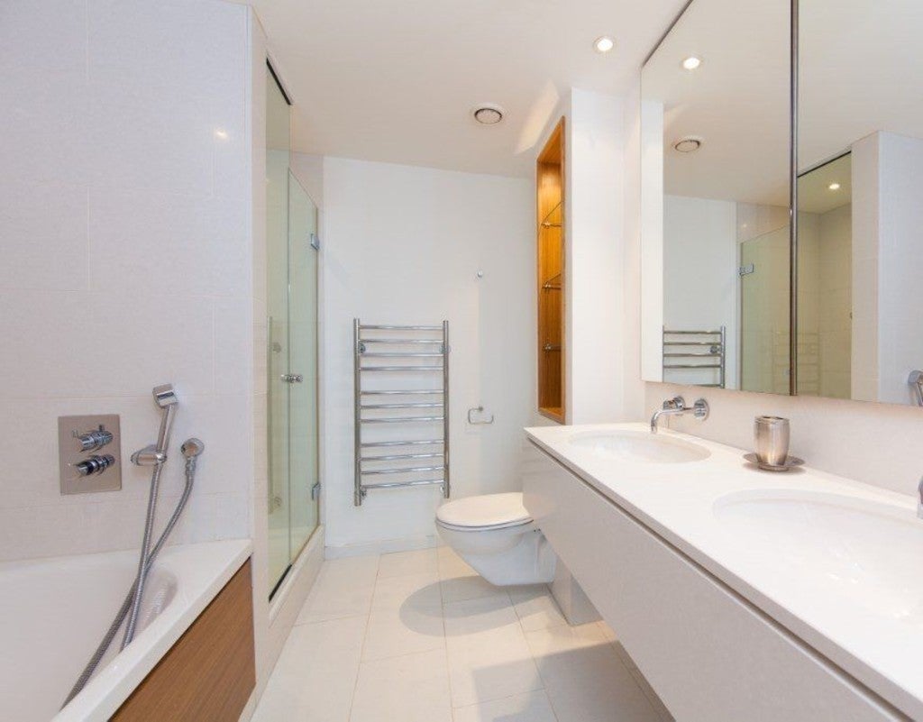 Flat Hertsmere Road in Greater London