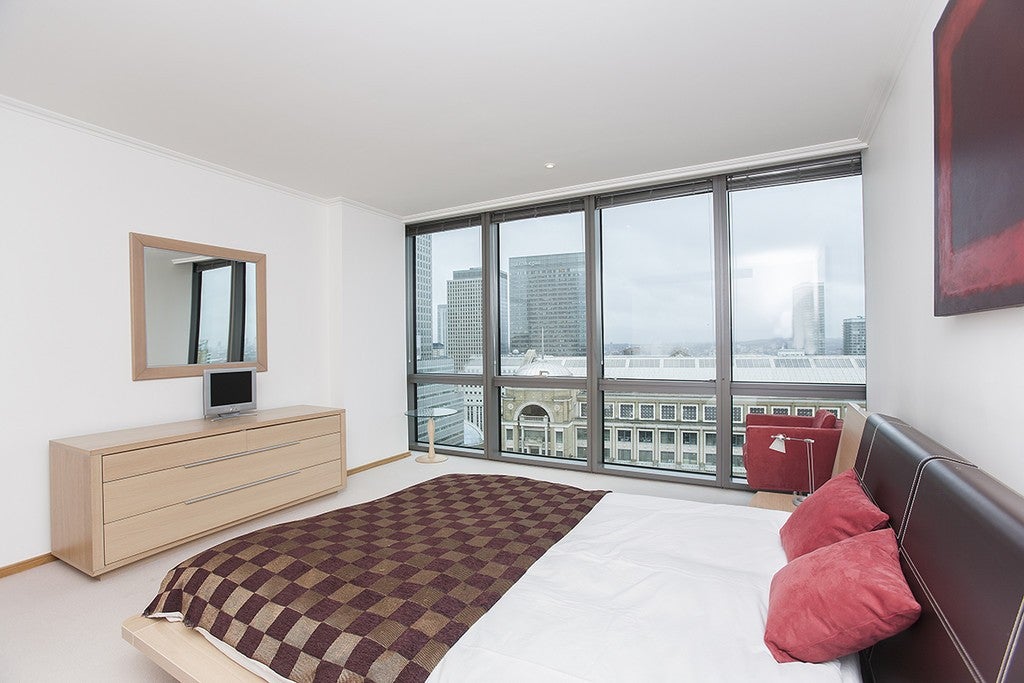 Flat Hertsmere Road in Greater London