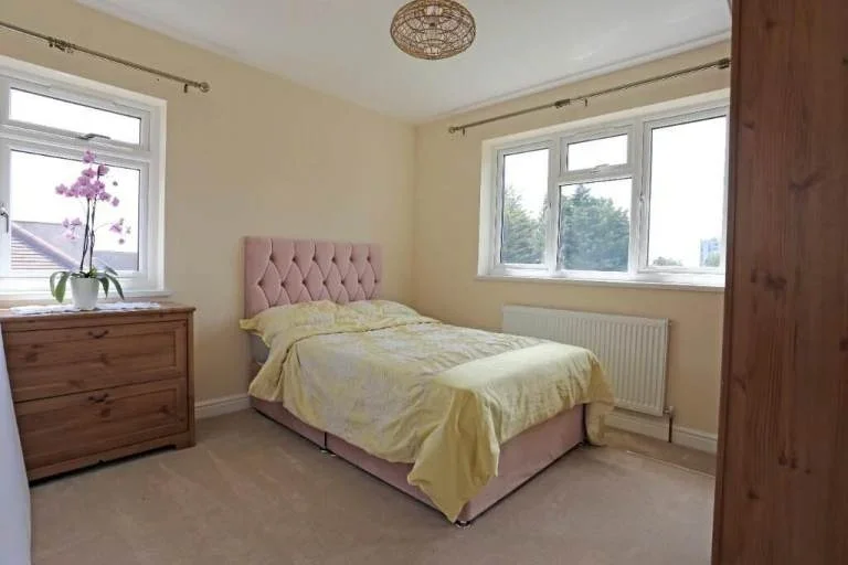 Room Whalebone Lane North in Greater London