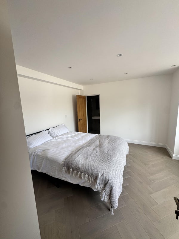 Room Courtlands Avenue in Greater London