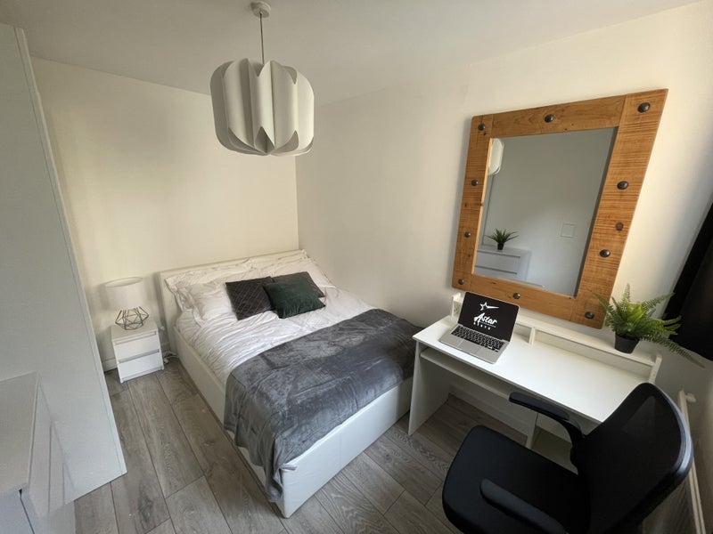 Flat Cape Yard in Greater London