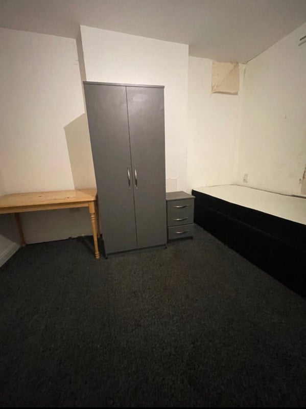 Room Hazelbeach Road in Birmingham
