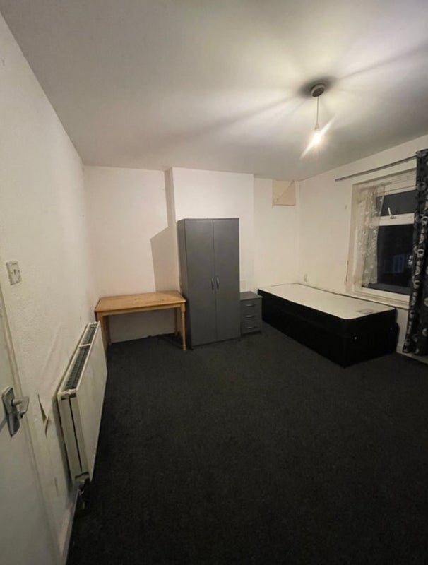 Room Hazelbeach Road in Birmingham