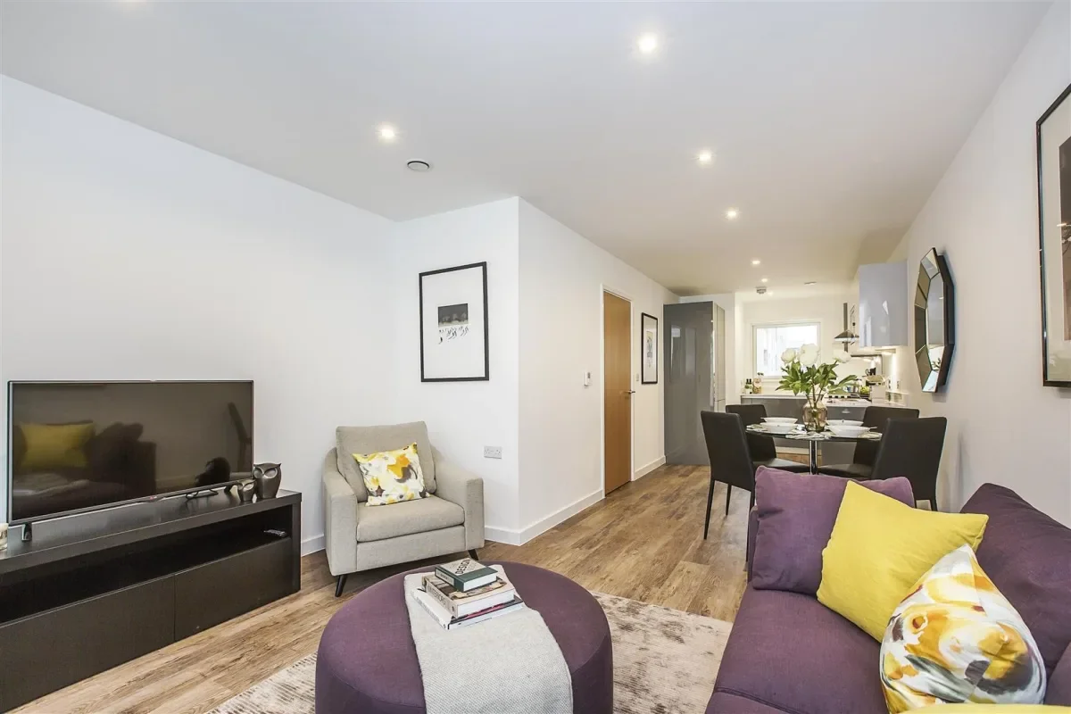 Flat Eckington Lane in Greater London