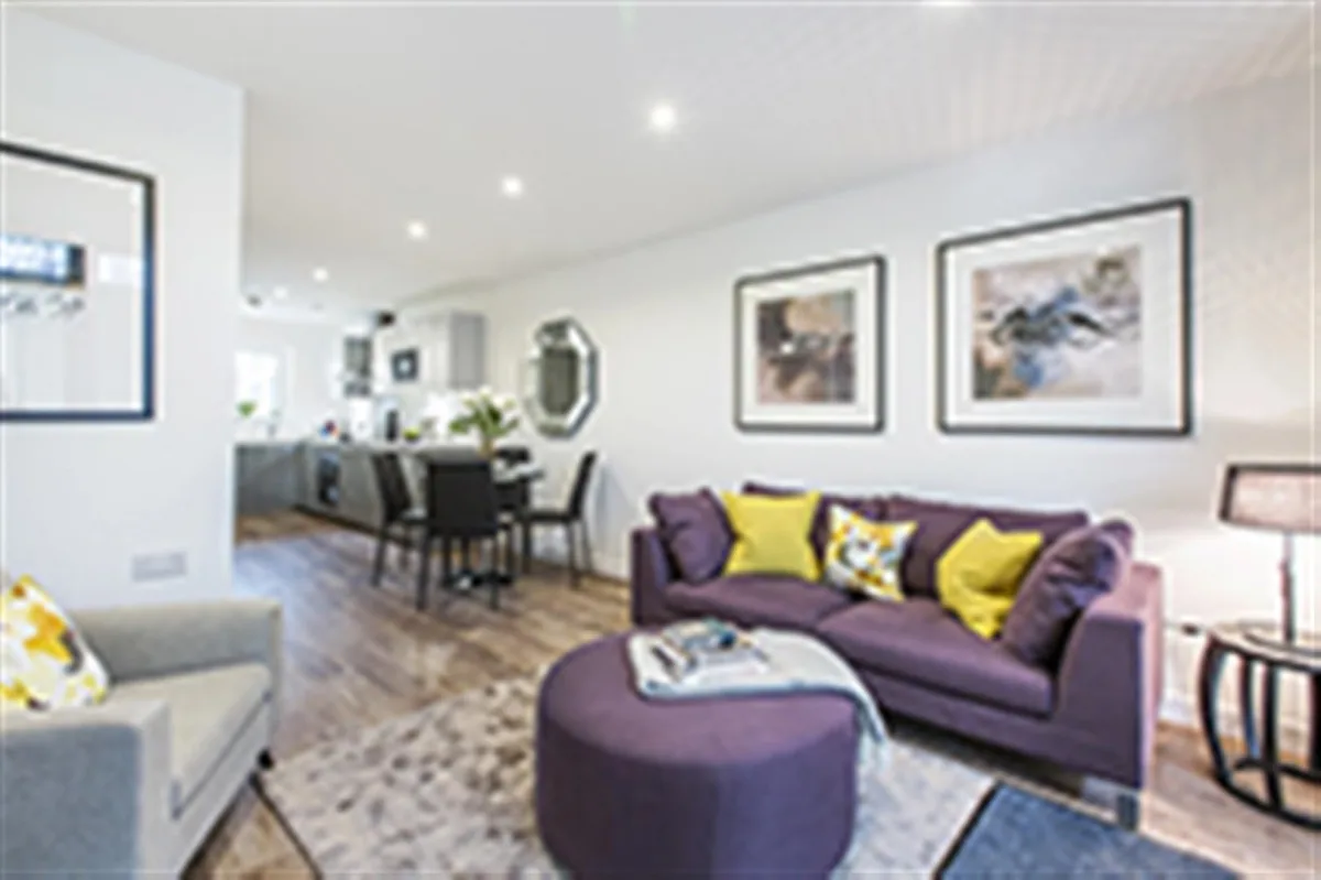 Flat Eckington Lane in Greater London