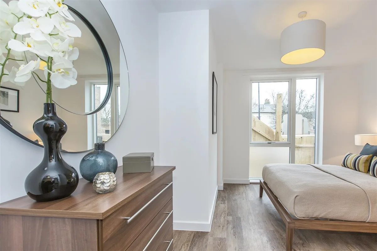 Flat Eckington Lane in Greater London