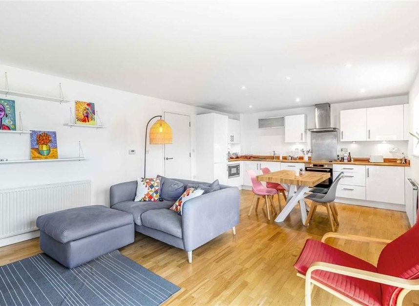 Flat Frean Street in Greater London