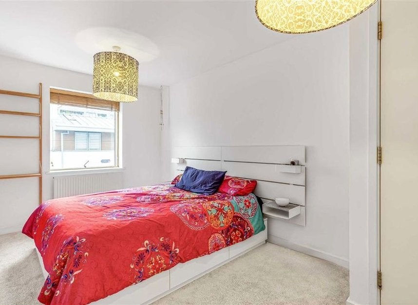 Flat Frean Street in Greater London