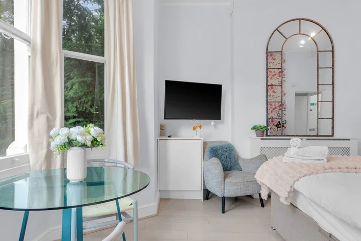 Flat Lena Gardens in Greater London
